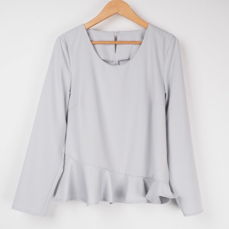 アシンメトリーフリルブラウス