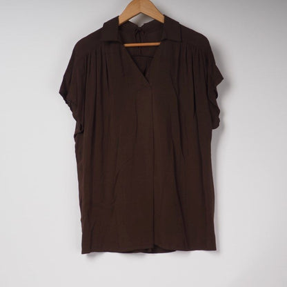 とろみ素材スキッパーカラーブラウス