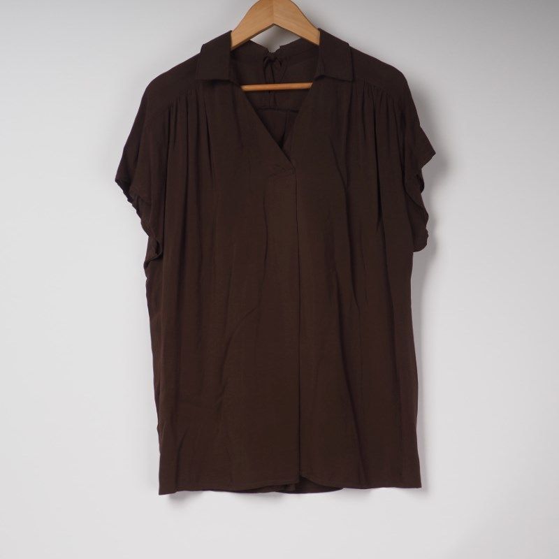 とろみ素材スキッパーカラーブラウス