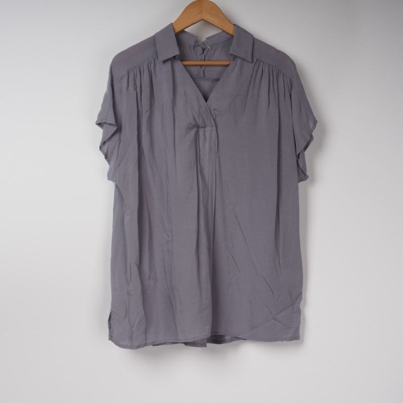 とろみ素材スキッパーカラーブラウス