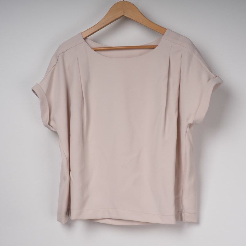 タックブラウス