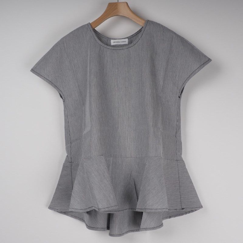 ペプラムデザインブラウス