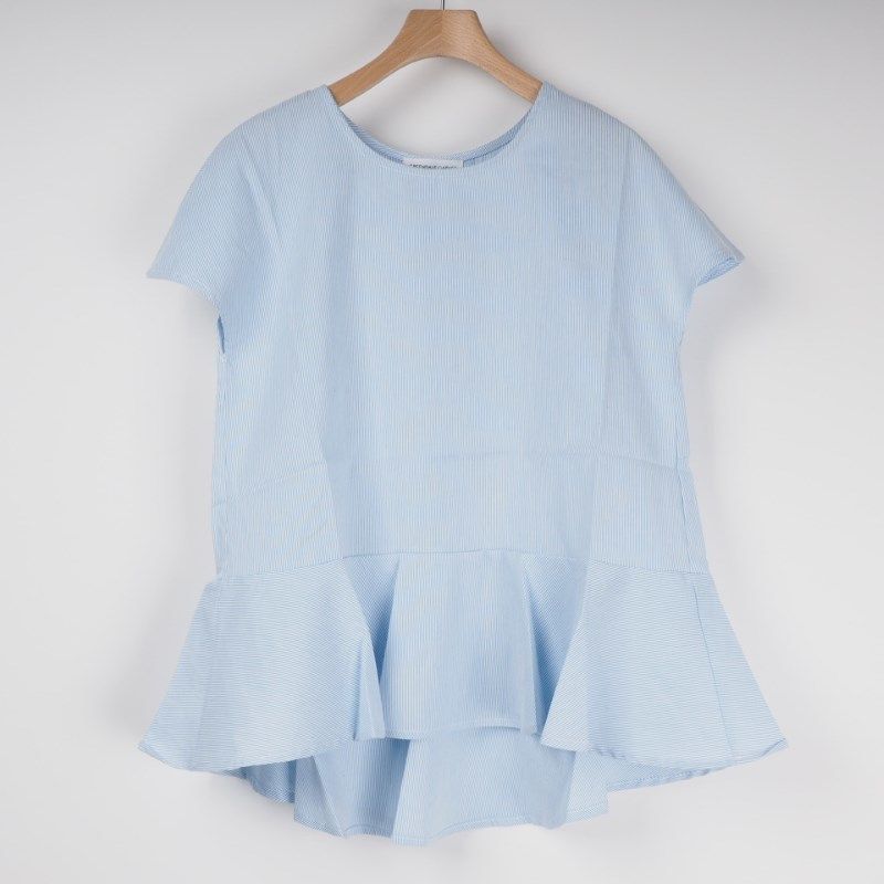 ペプラムデザインブラウス