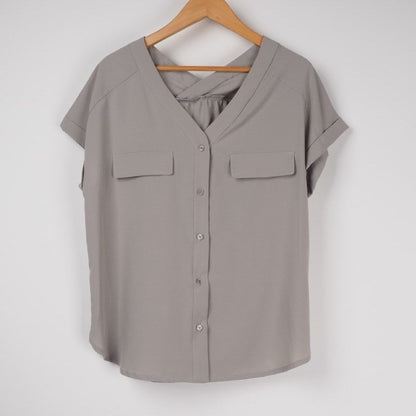 ギャザー入りバックVネックブラウス