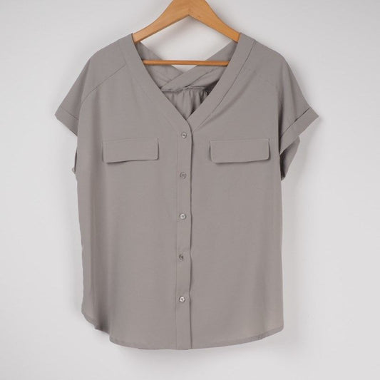 ギャザー入りバックVネックブラウス