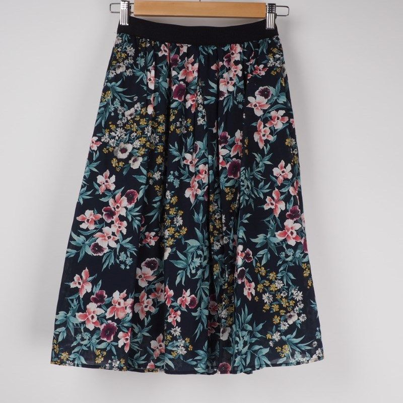 ボタニカル柄フレアスカート