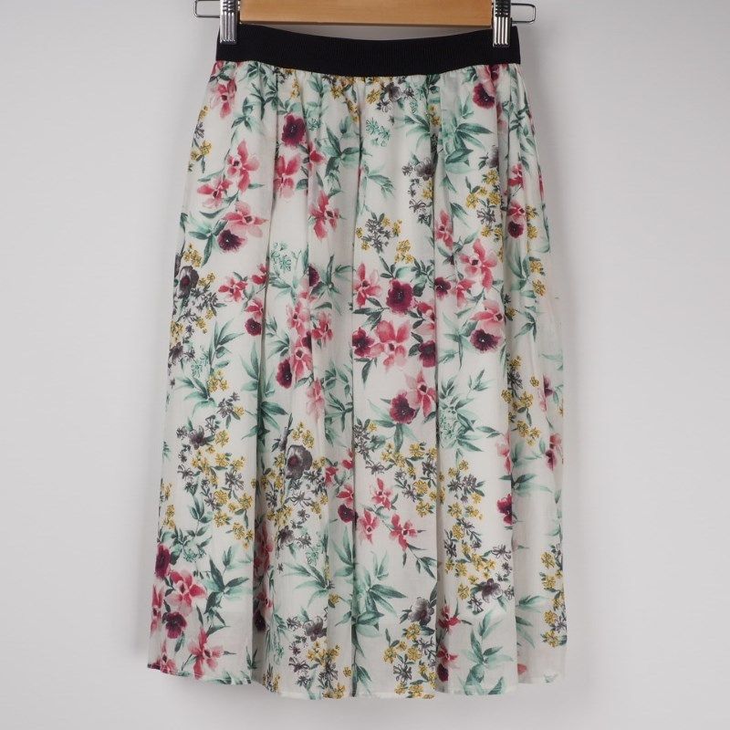 ボタニカル柄フレアスカート