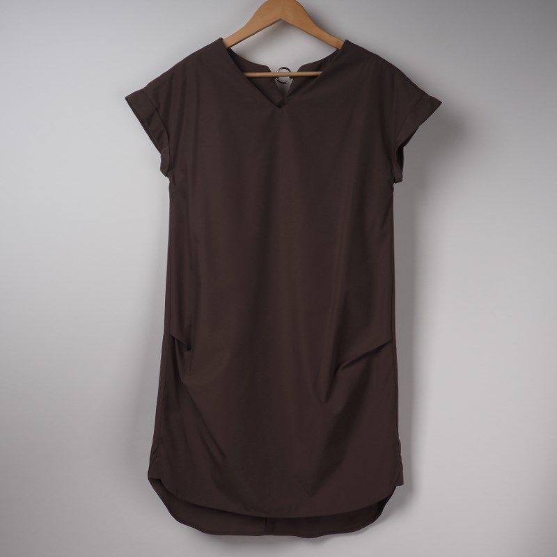 バックデザインストレートワンピース