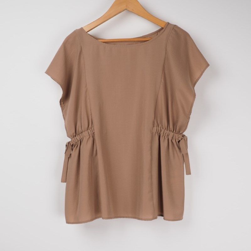 サイドウエスト絞りデザインブラウス