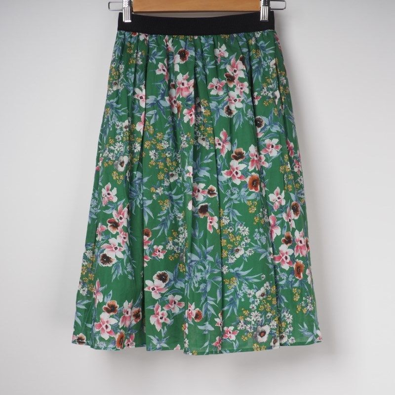 ボタニカル柄フレアスカート