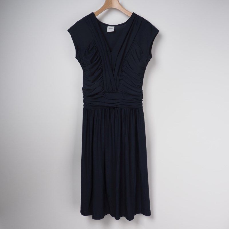 シャーリングノースリーブワンピース