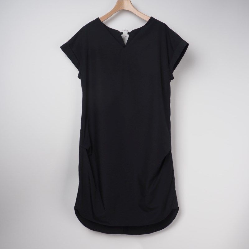 バックデザインストレートワンピース