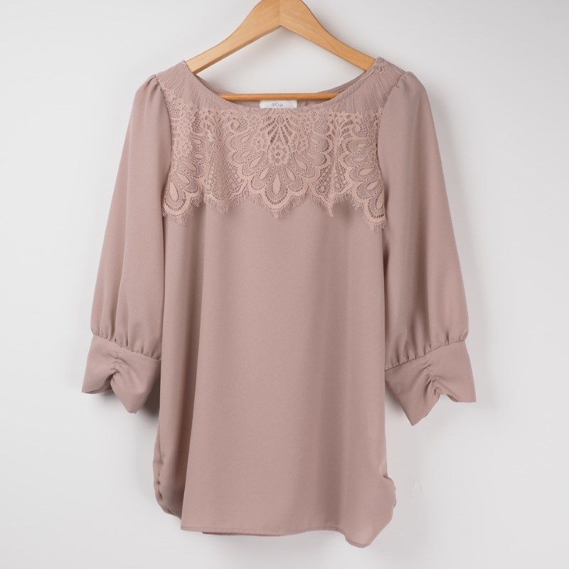 レースネックラインブラウス