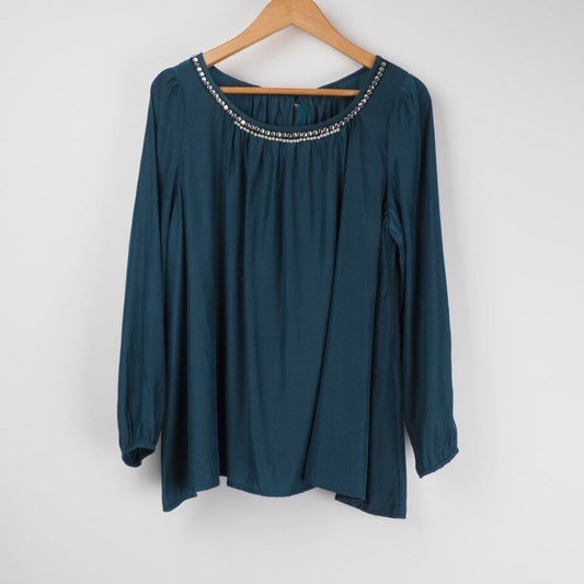 ビジューネックラインブラウス