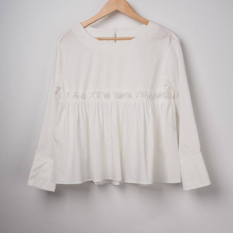 ギャザーフリルフレアブラウス