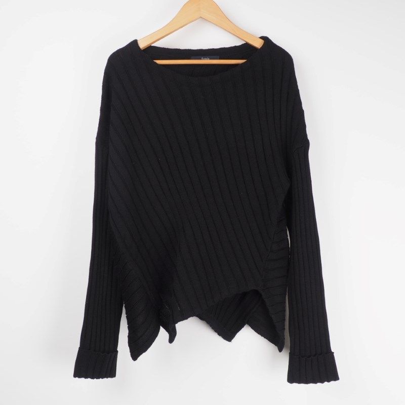 編み地切り替えイレギュラーヘムニット