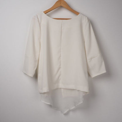 バックデザインボートネックブラウス
