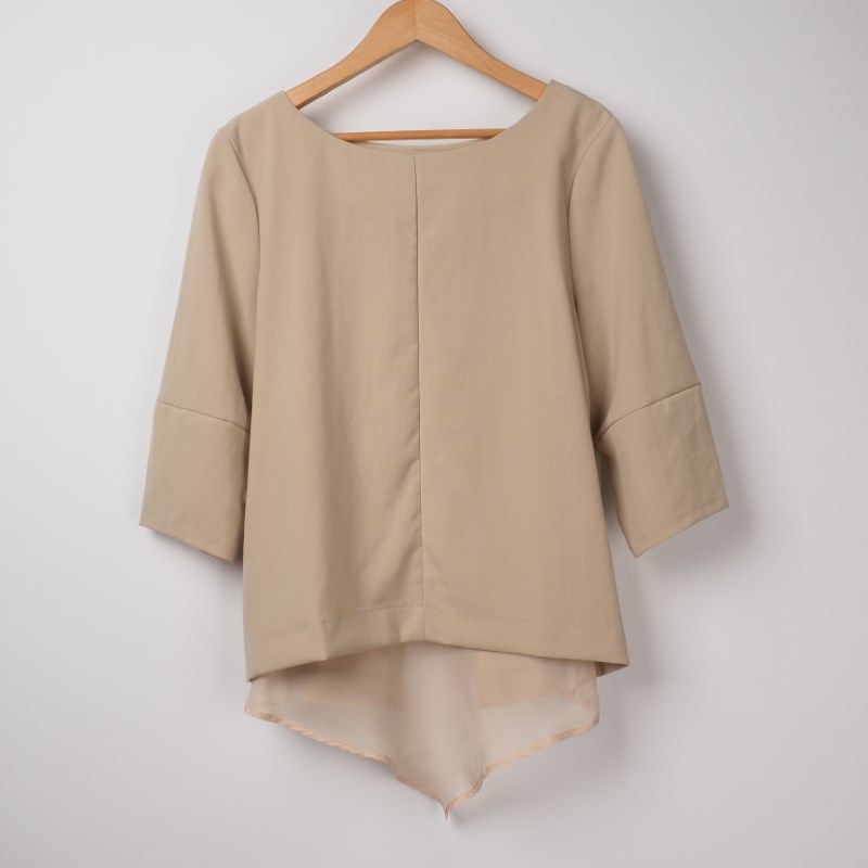 バックデザインボートネックブラウス