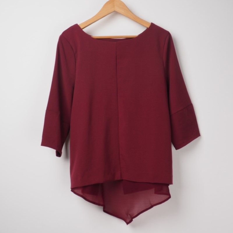 バックデザインボートネックブラウス