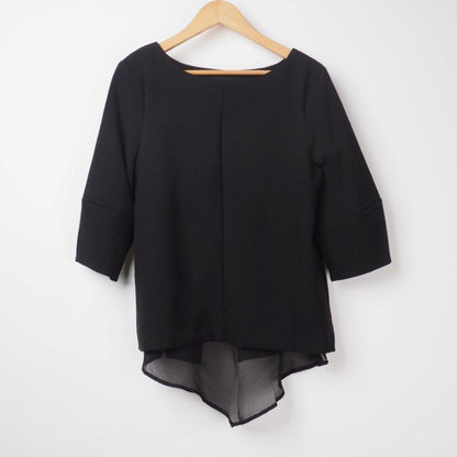 バックデザインボートネックブラウス