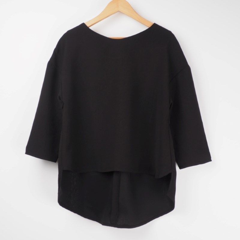 バック裾丈長めブラウス