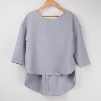 バック裾丈長めブラウス