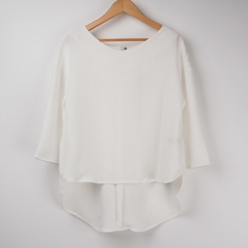 バック裾丈長めブラウス