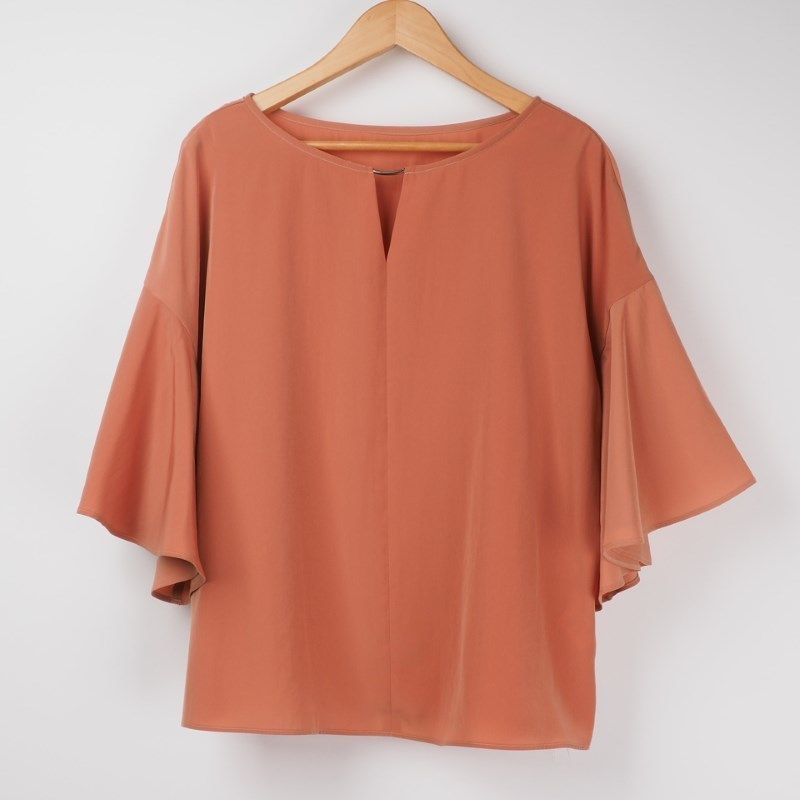 オープンフロントネックフレア袖ブラウス