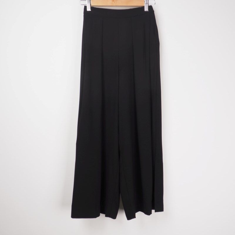 タック入りワイドパンツ