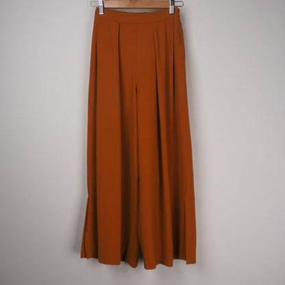 タック入りワイドパンツ