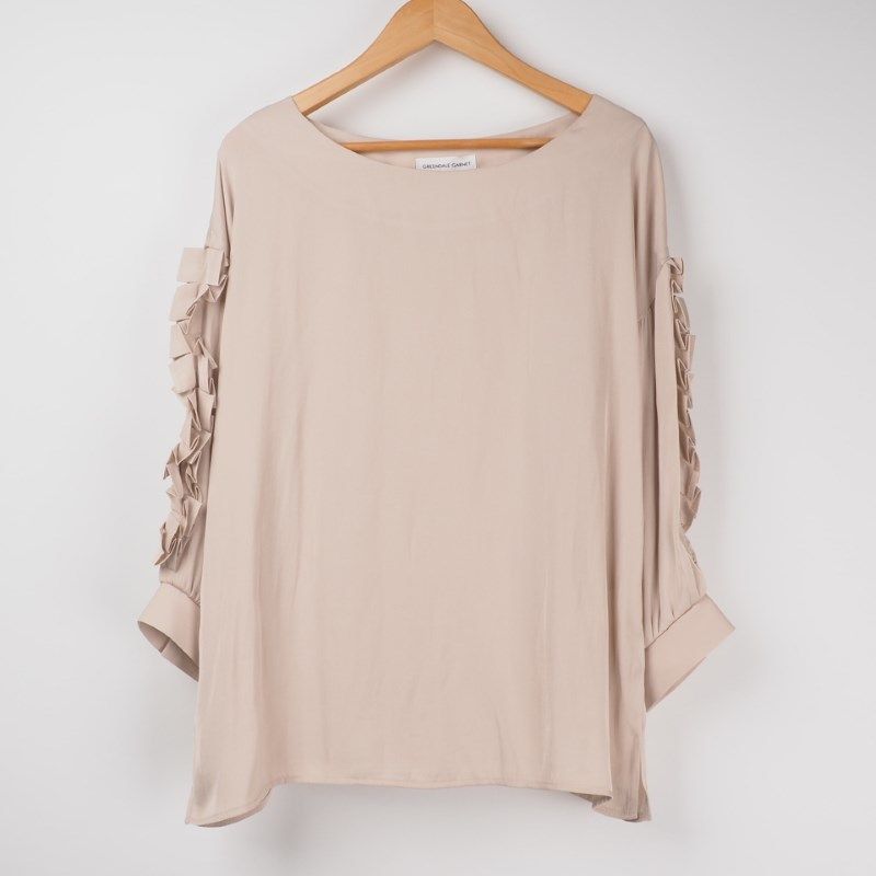 袖フリルボートネックブラウス