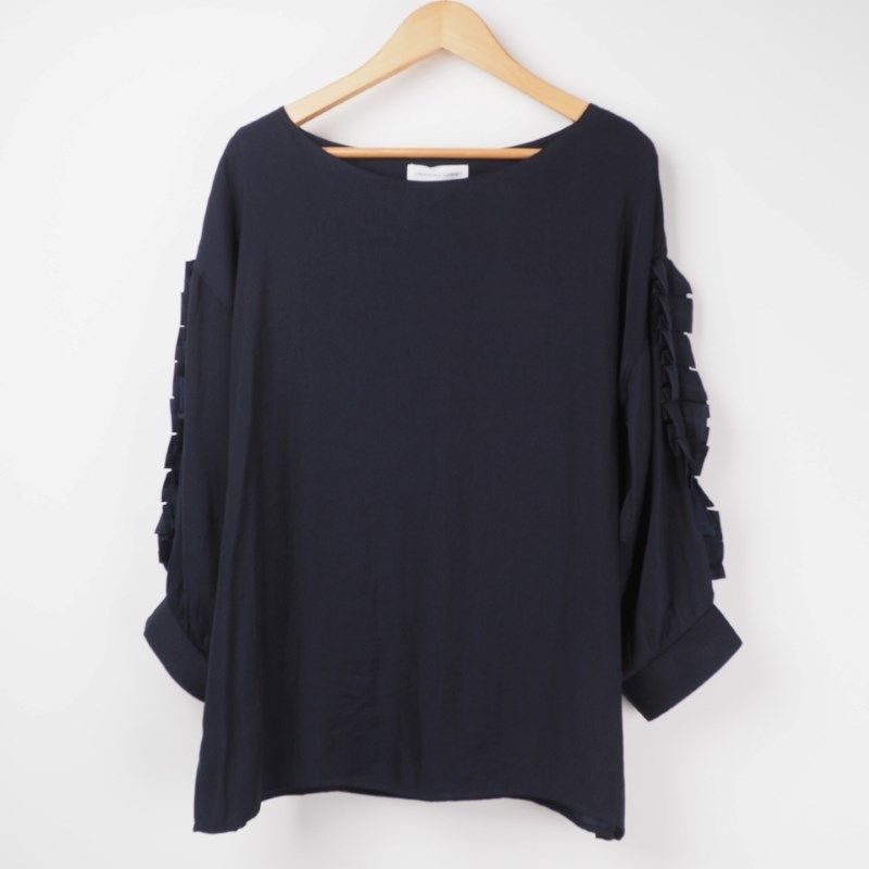 袖フリルボートネックブラウス