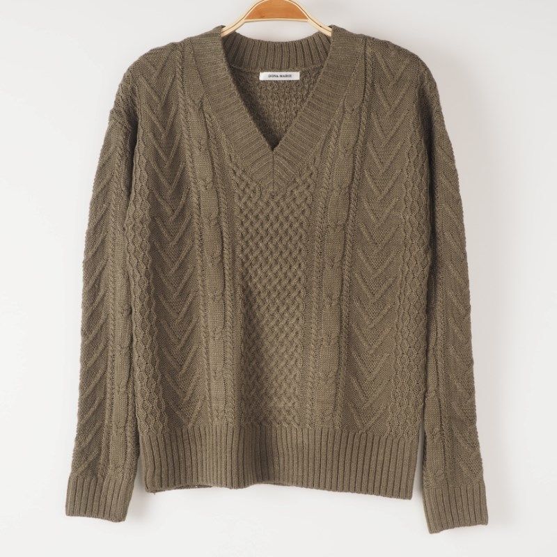 Vネックローゲージニット