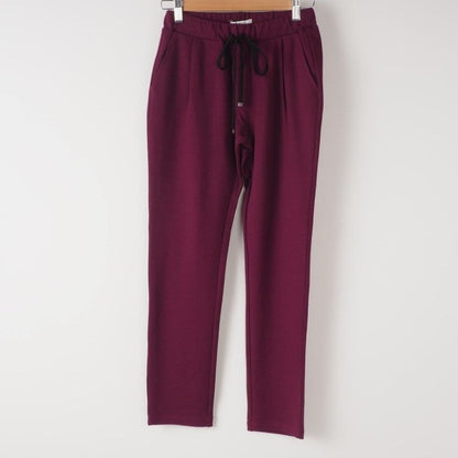 スッキリとしたイージーテーパードパンツ