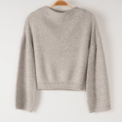 柔らかい素材のハイネックニット