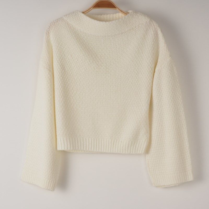 柔らかい素材のハイネックニット