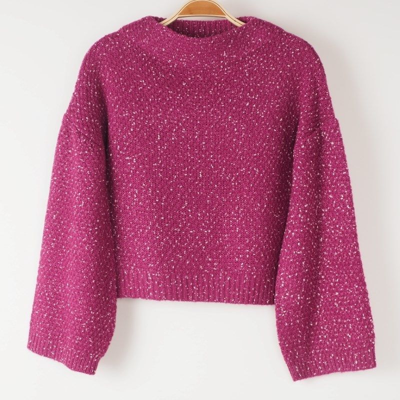 柔らかい素材のハイネックニット