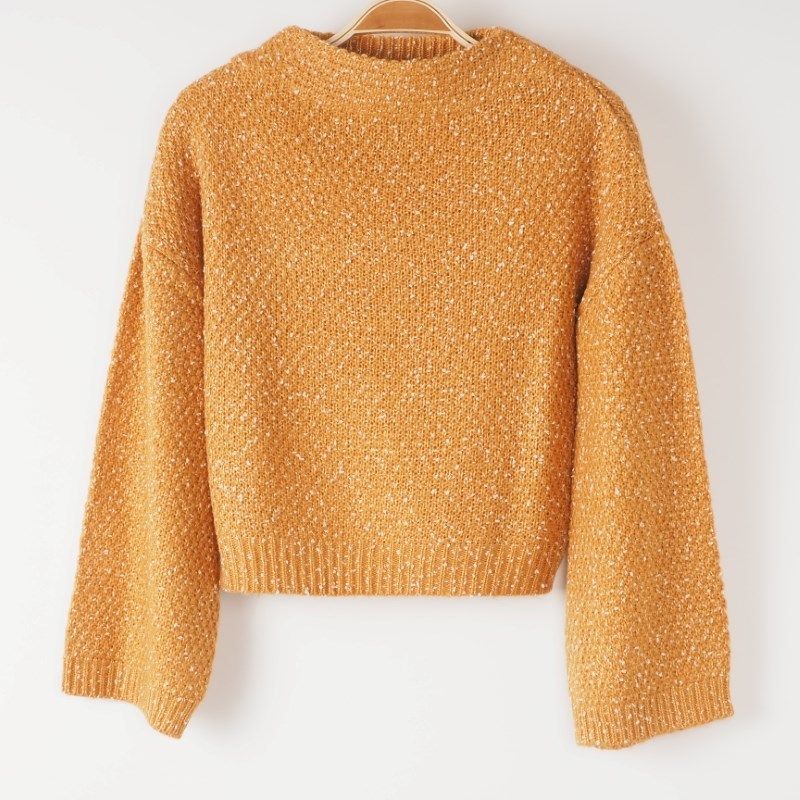 柔らかい素材のハイネックニット