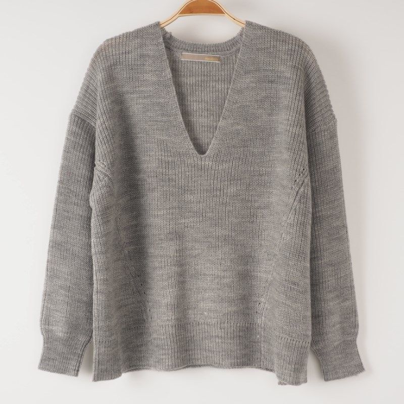 深めのVネックニット