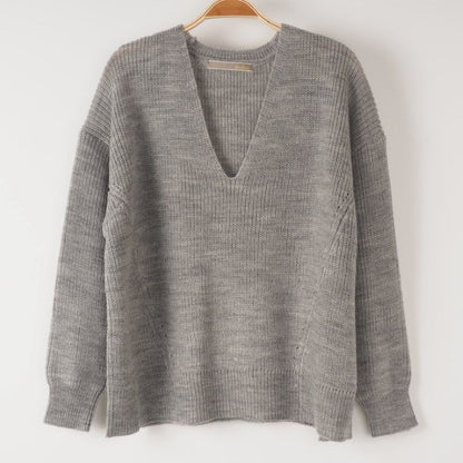 深めのVネックニット