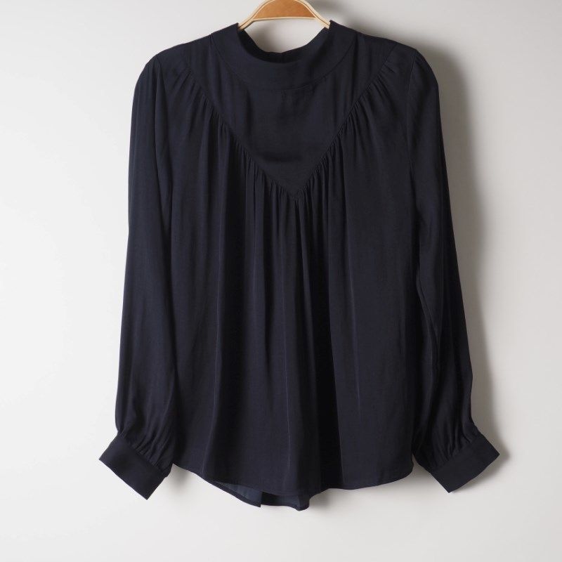 ギャザー入りブラウス