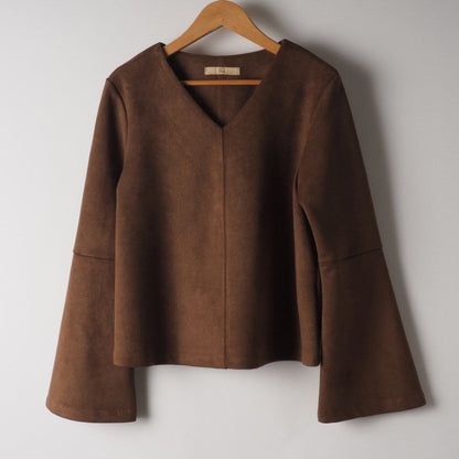 フェイクスエードVネックブラウス