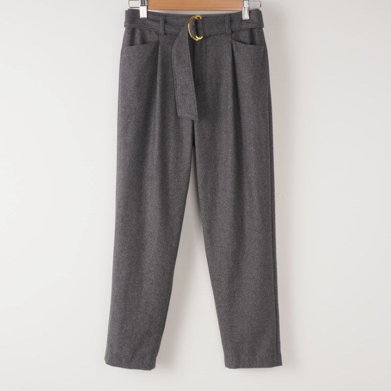 暖かみのある素材のベルト付きパンツ