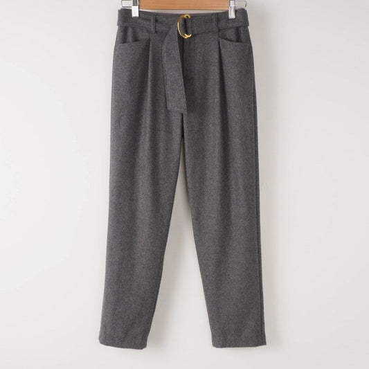 暖かみのある素材のベルト付きパンツ
