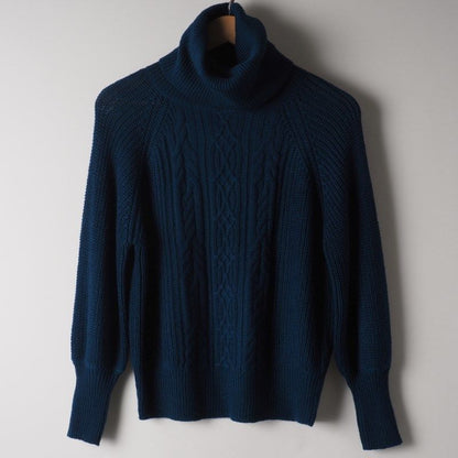 ケーブル編みタートルネックニット