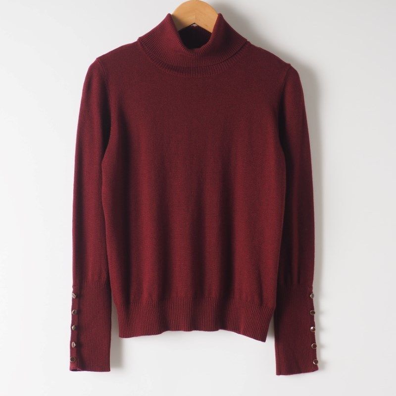 袖ボタンデザインタートルネックニット