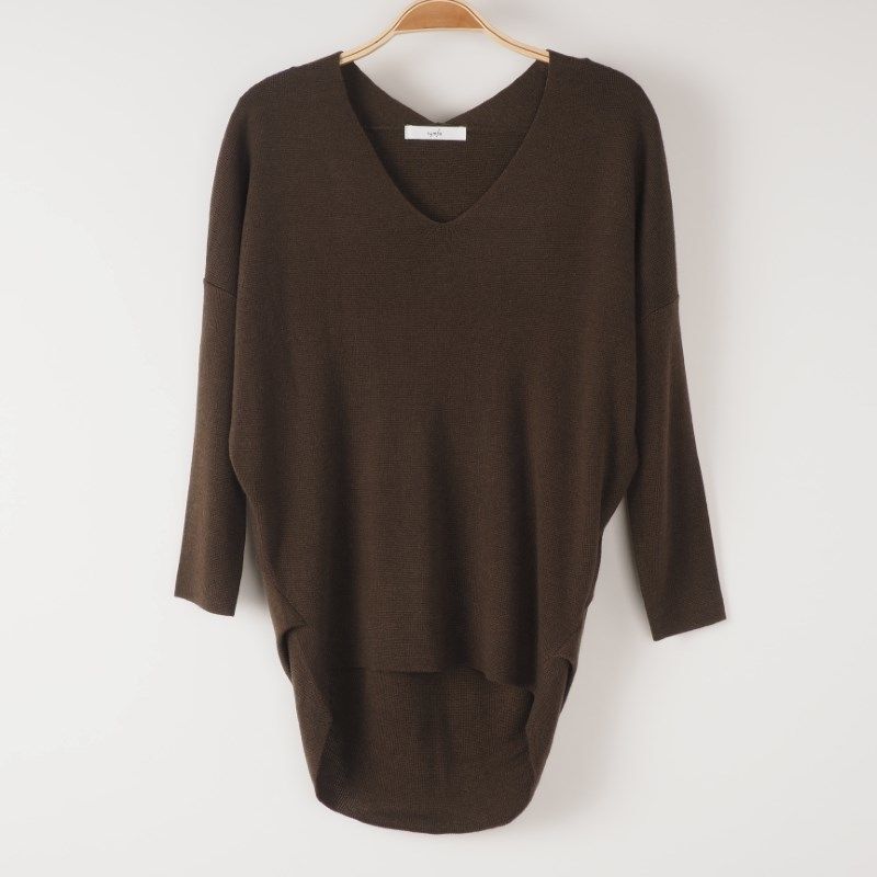 前後差のある裾丈Vネックニット