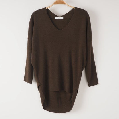 前後差のある裾丈Vネックニット