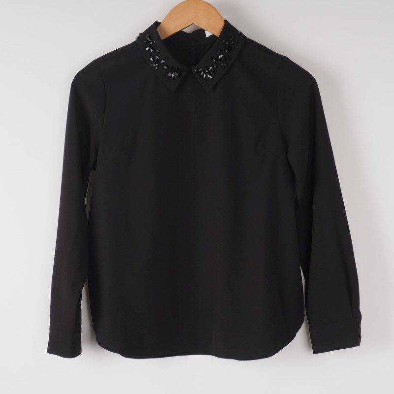 ビジュー付きバックボタンブラウス