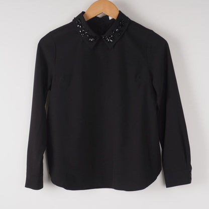 ビジュー付きバックボタンブラウス